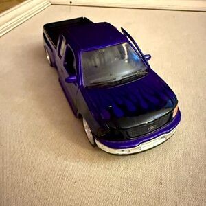 FORD F-150 FLARESIDE SUPERCAB PICK UP 1999 PURPLE W/BLACK FLAMES 1:24